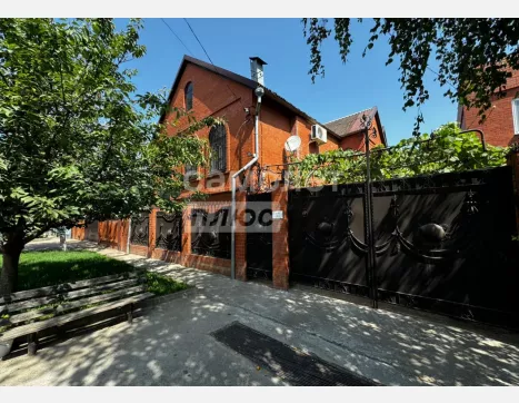 Дом, 200 м², на участке 13 сот. фото 0